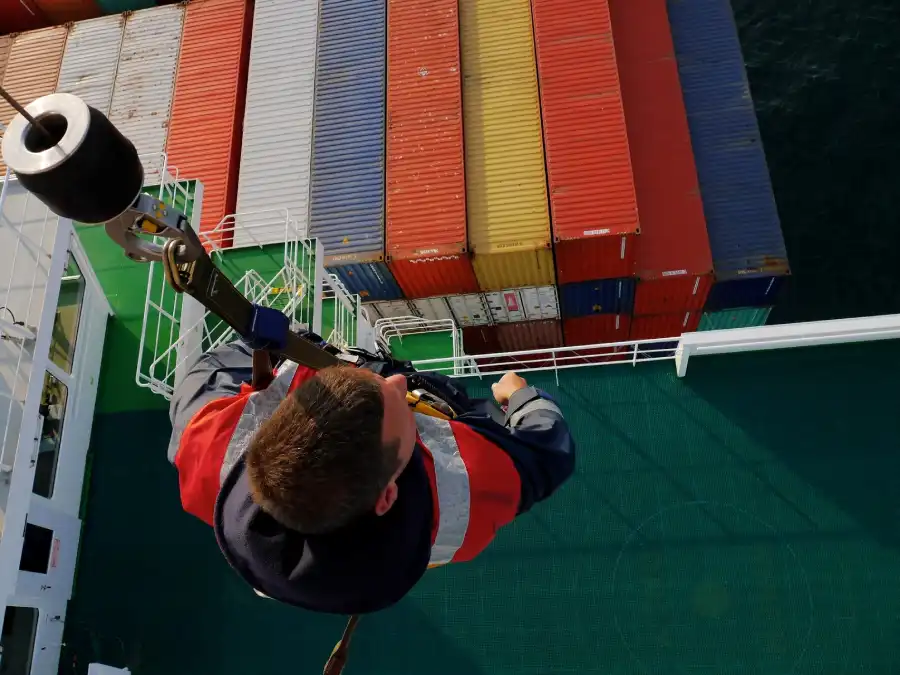 Un pilote tracter sur un bateau avec des conteneurs 15° Lauréat du concours photo WinSPOT by Data Concept