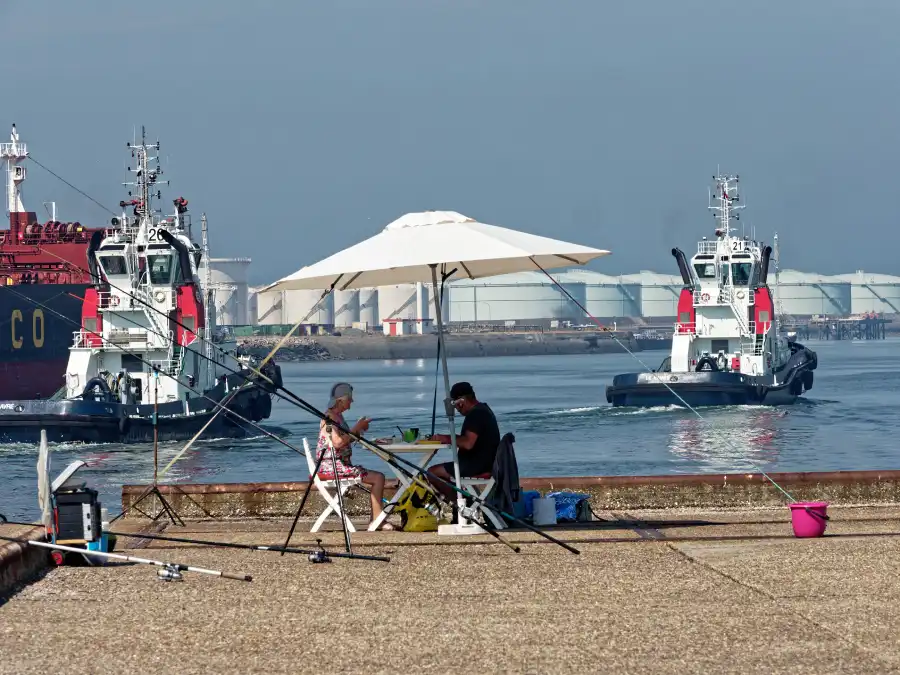 Repas sur le bord de quai pour ce couple de pêcheur de la première heures 16° Lauréat du concours photo WinSPOT by Data Concept