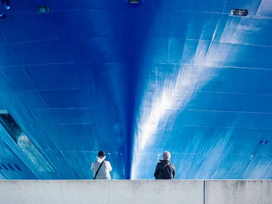 Photo de deux personnes face à un bateau bleu 1° Lauréat du concours photo WinSPOT by Data Concept